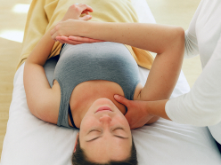 Osteopath wendet Jones Strain Counterstrain Technik mit gezieltem Druck an